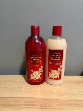Bath & Body Works Japanese Cherry Blossom Shampoo & Conditioner Set - Red/Cream